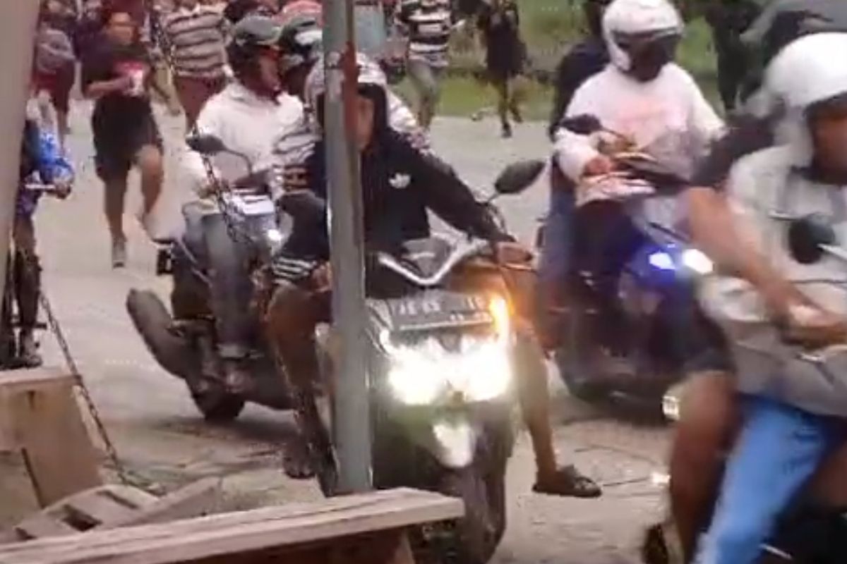 BENTROK,--Dua kelompok supporter sepak bola bentrok di jalan raya Madiun-Ngawi, tepatnya di pertigaan Temboro, Desa Ngampel, Kecamatan Mejayan, Kabupaten Madiun, Jawa Timur, Jumat (24/1/2025) petang