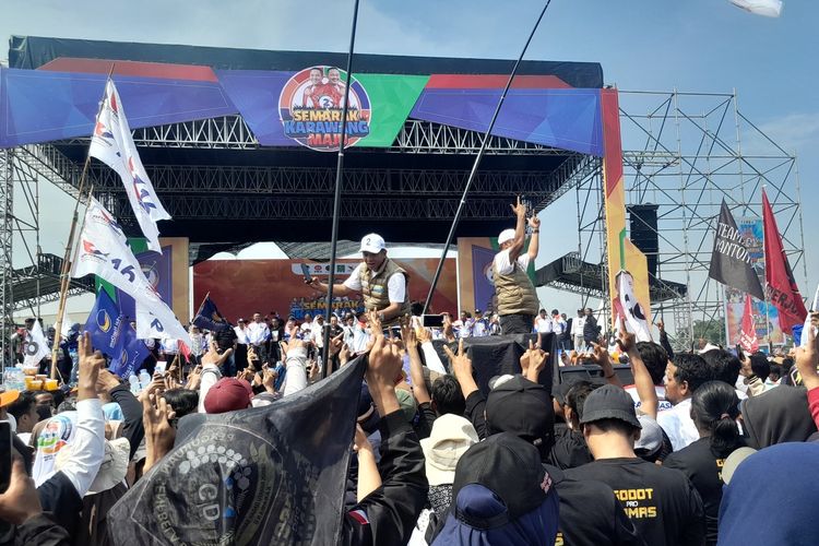 Kampanye akbar paslon bupati dan wakil bupati Karawang nomor urut dua Aep - Syaepuloh di Lapangan Al Azhar, Galuh Mas, Karawang, Jabar, Sabtu (23/11/2024