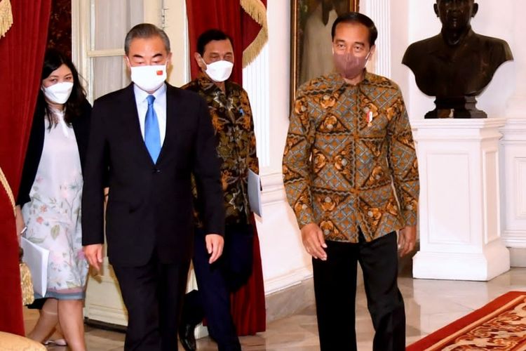 Presiden Joko Widodo menerima kunjungan Menteri Luar Negeri (Menlu) China Wang Yi beserta delegasi di Istana Merdeka, Jakarta, pada Senin (11/7/2022).