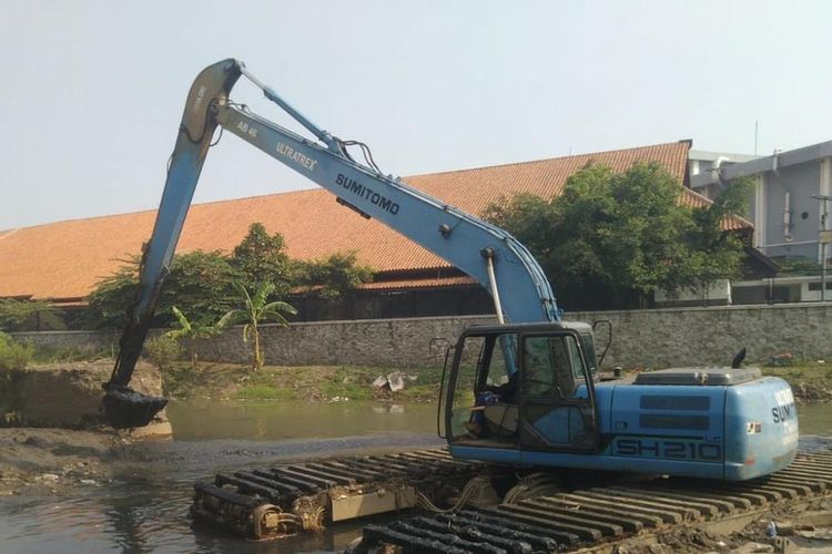 Pengerukan lumpur ditargetkan di 20 lokasi di Jakarta Utara sepanjang tahun 2022. Kini, pemerintah kota tengah mengeruk lima lokasi dan selesai mengeruk lumpur di 10 lokasi. 