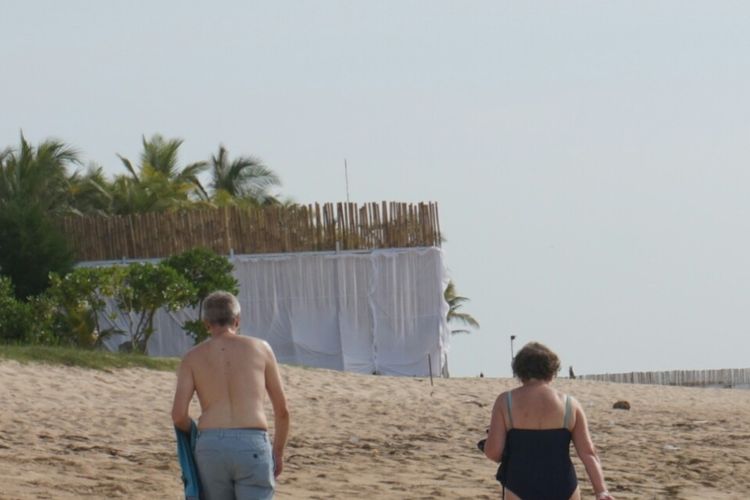 Pagar bambu yang ditutupi kain putih pembatas di Pantai Geger Nusa Dua yang rencananya digunakan Raja Salman berlibur 