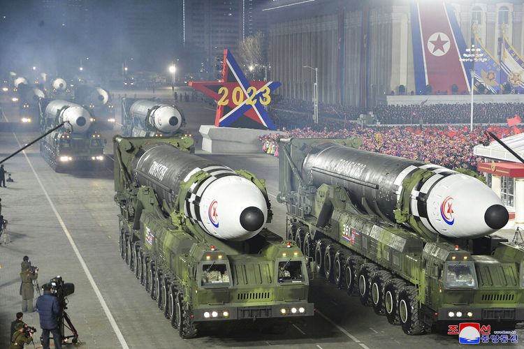 Dalam foto yang disediakan oleh pemerintah Korea Utara ini, tampak rudal balistik antarbenua dipamerkan dalam parade militer untuk memperingati 75 tahun berdirinya angkatan udara Korea Utara di Kim Il Sung Square di Pyongyang, Korea Utara, Rabu (8/2/2023).