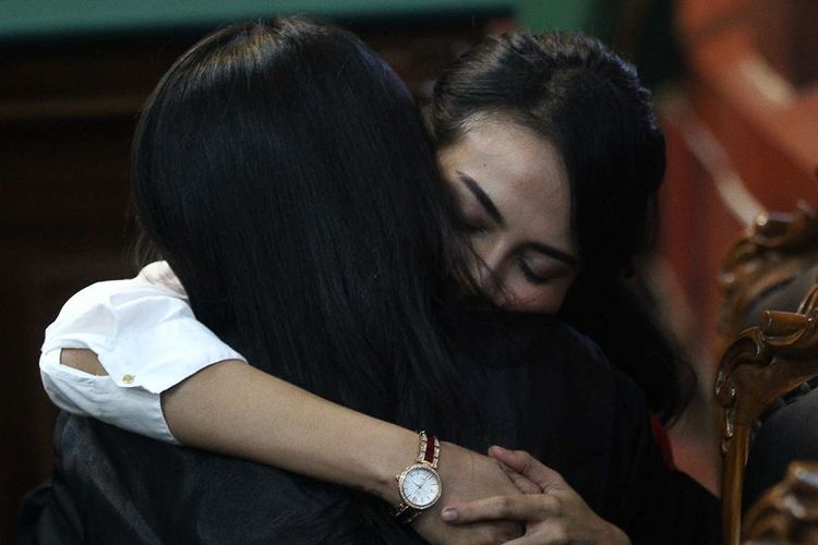 Terdakwa kasus dugaan penyebaran konten asusila Vanessa Angel (kanan) memeluk salah satu tim kuasa hukumnya sesaat sebelum menjalani sidang putusan di Pengadilan Negeri (PN) Surabaya, Jawa Timur, Rabu (26/6/2019). Majelis hakim menjatuhkan vonis  terhadap Vanessa Angel dengan hukuman lima bulan penjara.