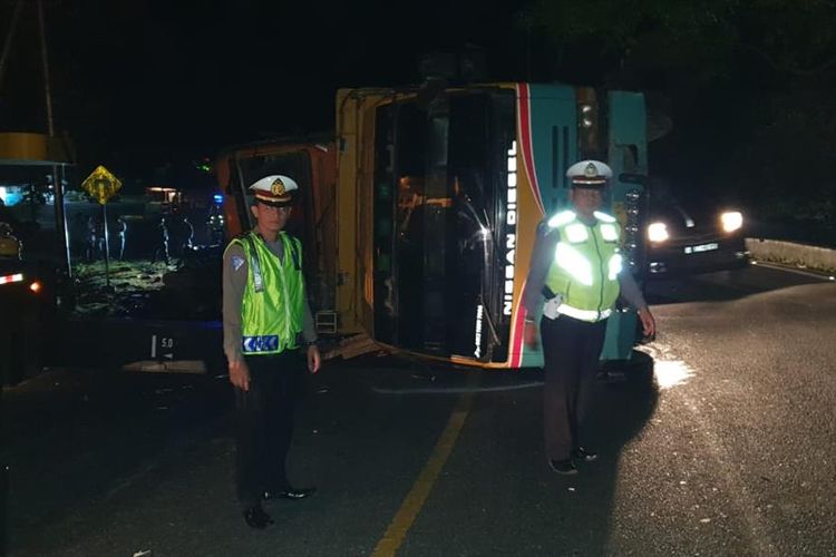 Truk pengangkut aspal terjatuh dari truk trado yang kemudian menghantam mini bus., Rabu (7/8/2019). (Dok: Polres Padang Pariaman)
