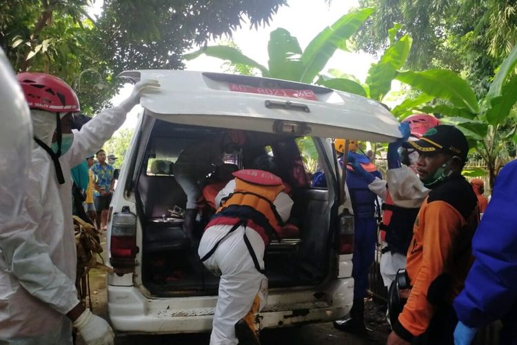Tim relawan melakukan evakuasi jenazah Yulius di Sungai Bengawan Solo Dukuh Kembangan, Desa Sidodadi, Kecamatan Masaran Sragen, Senin (24/5/2021).