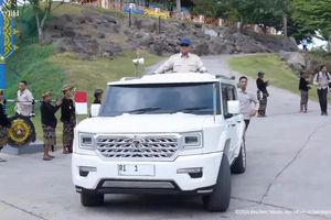 Prabowo Tiba di Lombok untuk Resmikan Bendungan, Sapa Warga dari Atas Maung