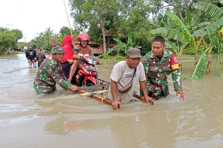 EVAKUASI WARGA: Personel tim gabungan mengevakuasi masyarakat terdampak banjir rob di Kabupaten Pinrang, Sulawesi Selatan, Rabu (28/12/2022).