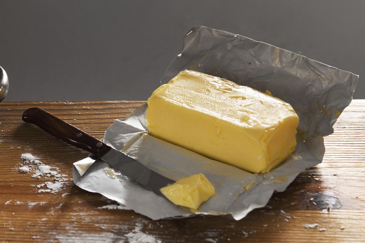 Ilustrasi margarin dengan kemasan sudah dibuka.