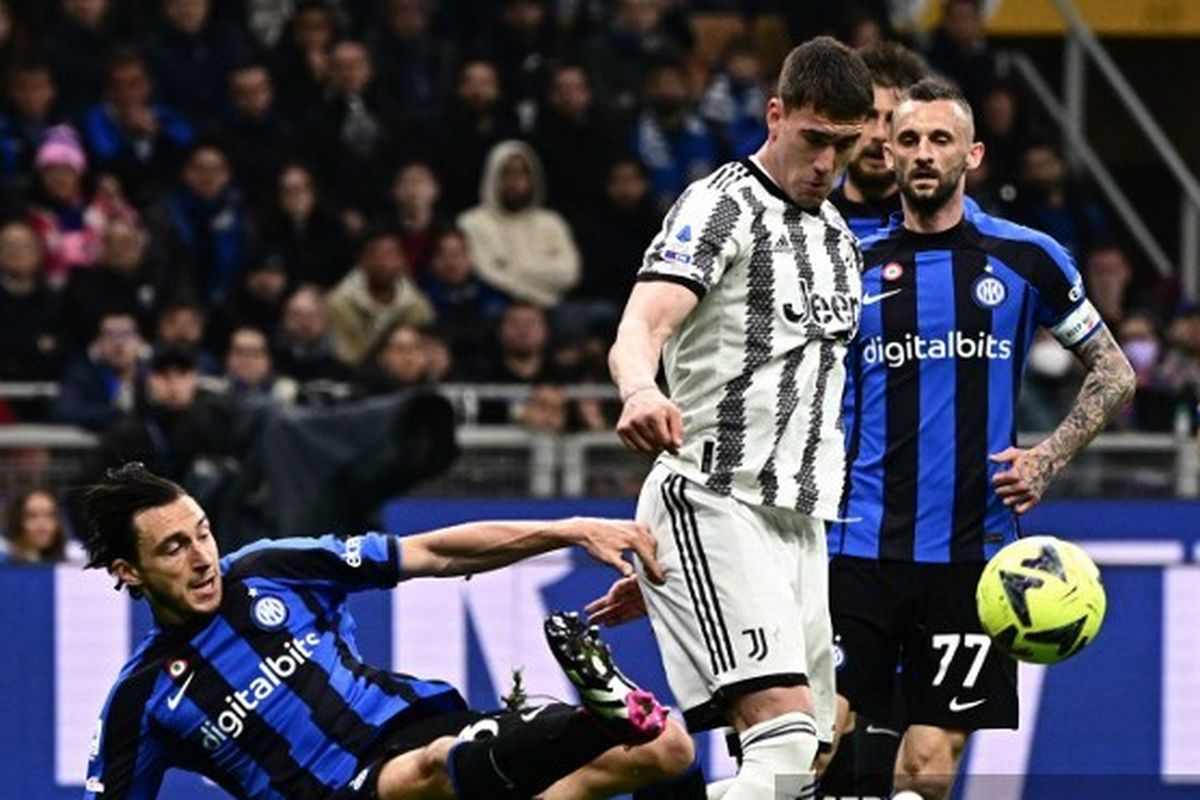 Striker Juventus Dusan Vlahovic (kanan) berusaha melidungi bola dari tekanan bek Inter Milan Matteo Darmian dalam laga pekan ke-27 Liga Italia 2022-2023 di Stadion Giuseppe Meazza, Milan, Senin (20/3/2023) dini hari WIB.