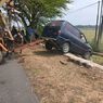 Mobil Tabrak Pembatas Jalan dan Masuk Parit di Kulon Progo, Sopir Diduga Mengantuk