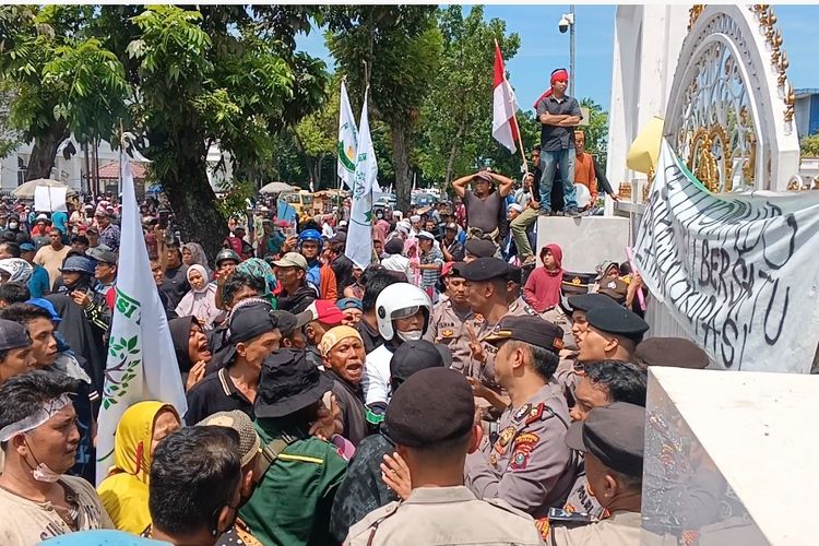 Massa Aliansi Masyarakat Adat dan Petani Sumut terlibat saling dorong dengan polisi saat unjuk rasa di depan Gubernur Sumut,  Senin (10/6/2024)