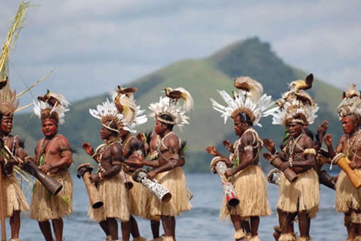 Sekelompok masyarakat Papua sedang menampilkan tarian dalam sebuah festival yang diadakan di Jayapura pada 2010.