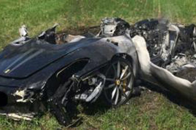 Ferrari i tipe 430 Scuderia itu melayang dalam kondisi basah di jalan tol. 