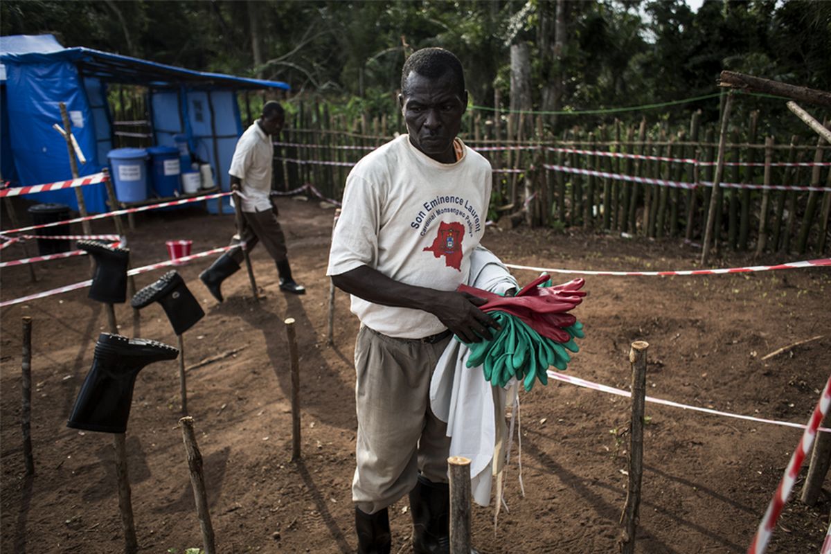 Seorang petugas kesehatan membersihkan perlengkapannya ketika ebola mewabah pada Juni 2017. JOHN WESSELS / AFP
