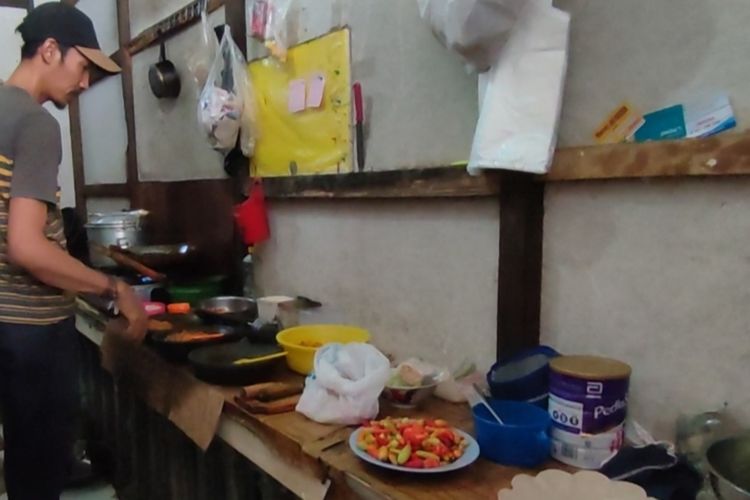 Salah satu pekerja di Geprek Ayam Yuni Kota Cirebon menyiapkan sambal geprek untuk melayani pesanan para konsumen, Kamis (23/6/2022). Mereka menyiasati harga cabai yang mahal dengan menyesuaikan takaran sambal.