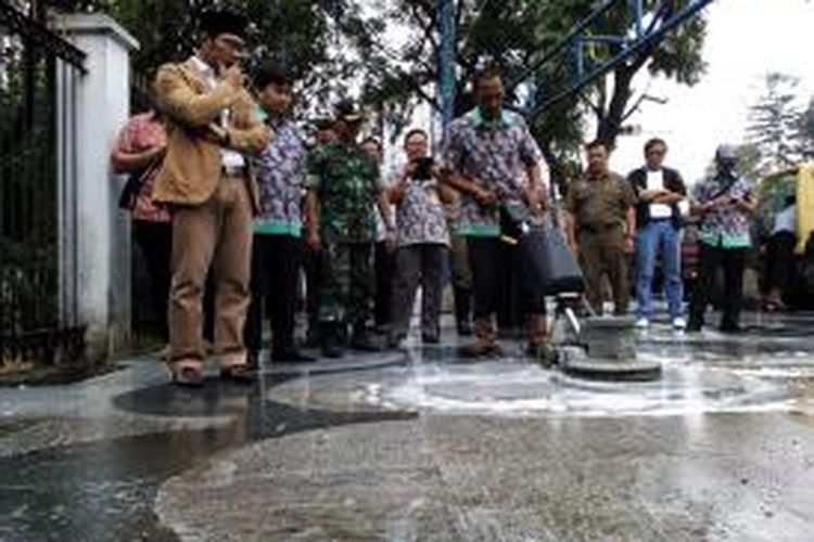 Wali Kota Bandung, Ridwan Kamil saat meninjau perbaikan trotoar di Jalan RE. Martadinata (Riau) Kota Bandung, Kamis (30/7/2015). Emil meminta perbaikan trotoar bisa rampung pada Oktober 2015 mendatang.