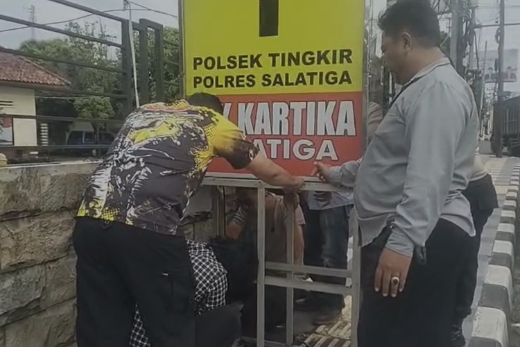 Jajaran Polres Salatiga langsung membongkar plang penanda kantor polisi yang semapt viral karena menghalangi jalur tunanetra di trotoar.