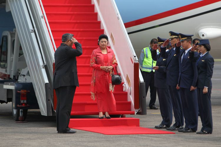 Presiden Susilo Bambang Yudhoyono didampingi Ny Ani Yudhoyono turun dari pesawat kepresidenan setibanya di Bandara Halim Perdanakusuma, Jakarta, Kamis (4/9/2014). Presiden merampungkan kunjungan kenegaraan ke Singapura, di antaranya untuk membahas perjanjian perbatasan kedua negara.
