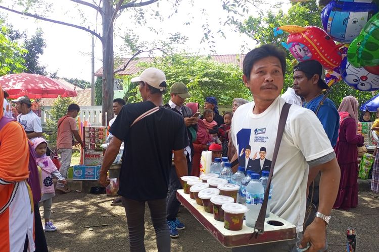 Pedagang asongan saat kampanye akbar calon presiden nomor urut 1, Anies Baswedan di GOR Parung, Kabupaten Bogor, Jawa Barat, Senin (22/1/2024).