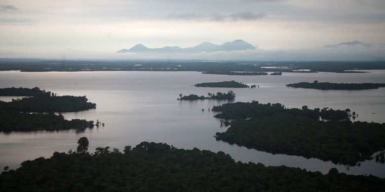 Panorama Taman Nasional Danau Sentarum dari puncak Bukit Tekenang di Kecamatan Selimbau, Kabupaten Kapuas Hulu, Kalimantan Barat.