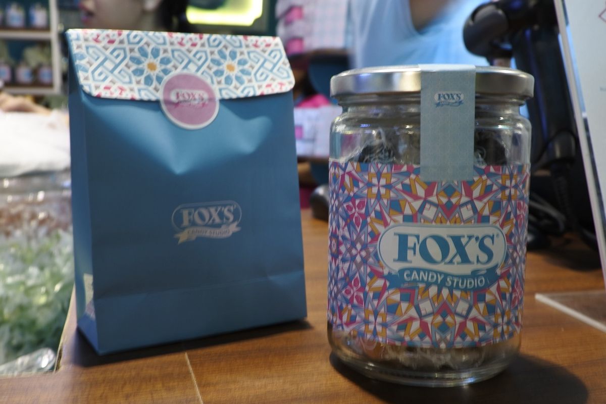 Foxs Candy Studio tahun ini menawarkan 6 pola desain kemasan baru bertema Maroko dengan 3 jenis kemasan berbeda, yaitu jar, paper box, dan favor bag. 