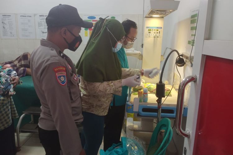 Kondisi bayi yang ditemukan di Jember, Jatim. Bayi itu dibuang oleh orangtuanya yang berstatus menikah siri