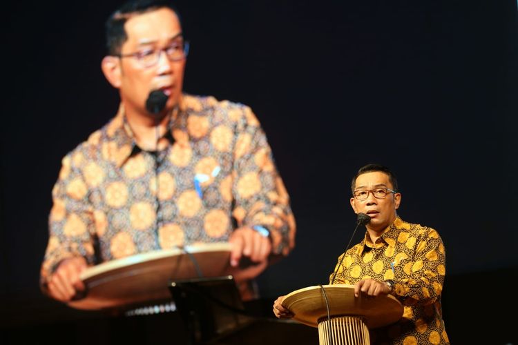 Gubernur Jawa Barat Ridwan Kamil saat berbicara di depan para alumni Universitas Parahyangan (Unpar) dan sejumlah perguruan tinggi lainnya di Bandung, Sabtu (27/11/2021).