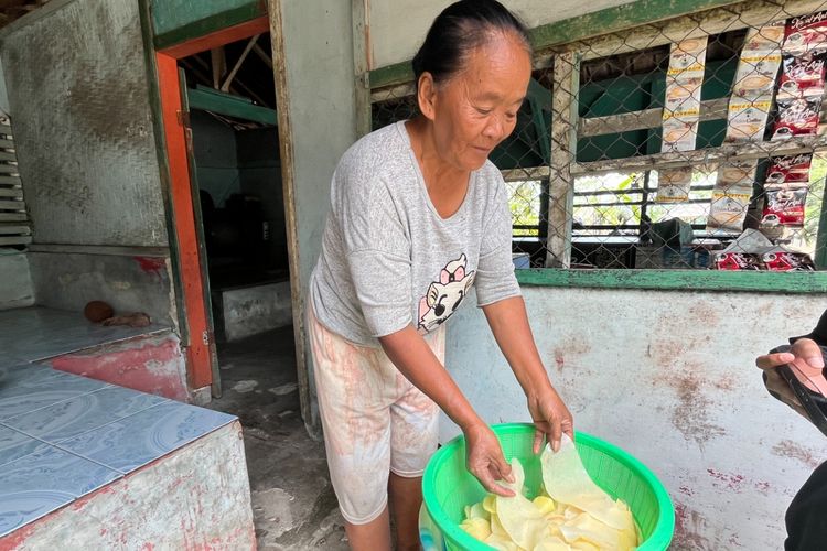 Karsem Naik Turun Gunung Cari Gadung di Pangandaran, Digendong Pulang demi Upah Rp 60.000 per Kilogram
