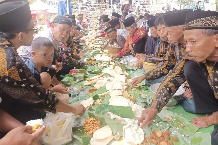 Warga Dusun Lonjong makan bersama beralas daun pisang dalam tradisi Chetingan