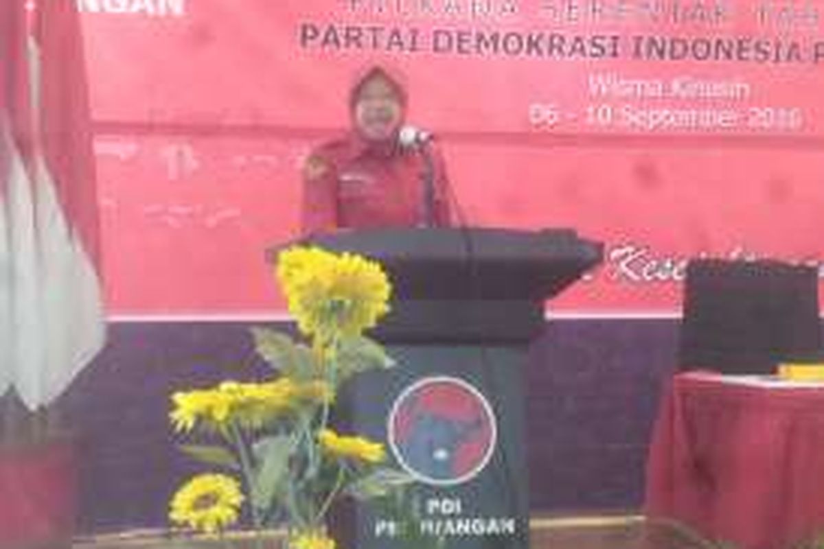 Wali Kota Surabaya Tri Rismaharini saat memaparkan berbagai keberhasilan programnya selama memimpin di acara Sekolah Partai yang diadakan Partai Demokrasi Indonesia Perjuangan (PDI-P) di Wisma Kinasih, Depok, Jawa Barat, Selasa (6/9/2016).