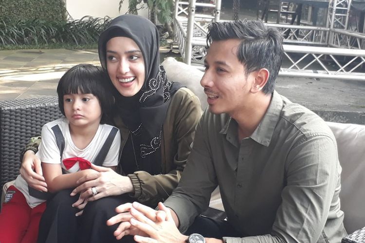 Fairuz A Rafiq dan Sonny Septian membagikan cerita soal persiapan pernikahan mereka saat dijumpai di Rolling Stone Café, Jakarta Selatan, Jumat (24/3/2017).