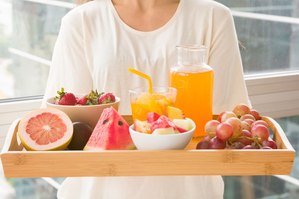 Banyak yang percaya makan buah sebelum makan berat lebih sehat. Benarkah demikian? Simak penjelasan ilmiahnya berikut ini.