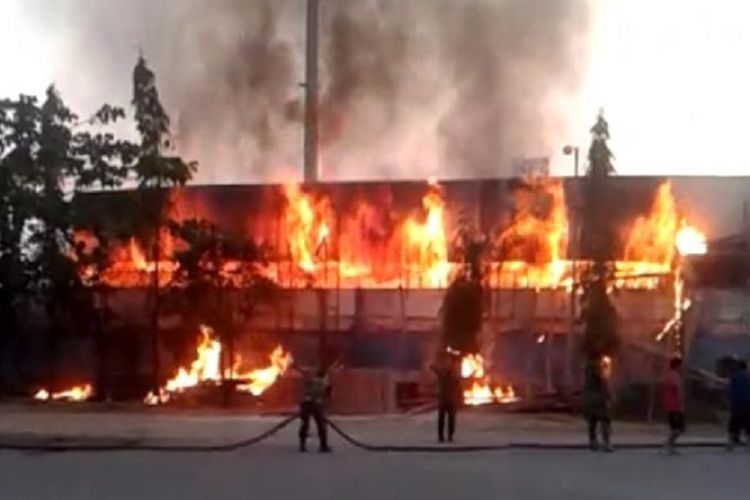 Kayu penyangga beton proyek perluasan tribun sektor selatan Stadion Surajaya Lamongan, Jawa Timur, terbakar, Jumat (12/10/2018) .