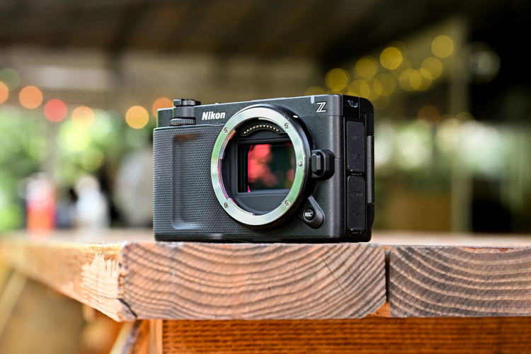 Tampilan bodi dengan Nikon ZR tanpa lensa