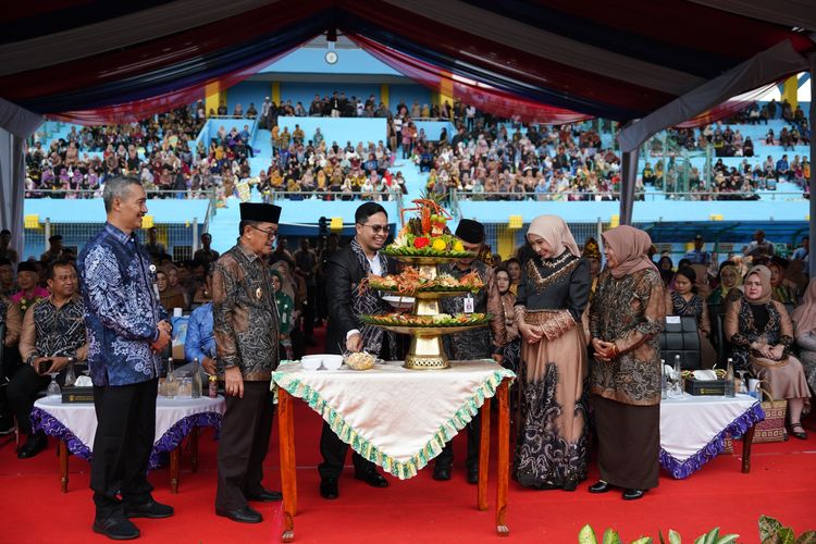 Peringatan Puncak Hari Jadi Ke-65 Kabupaten HST di Stadion Murakata Barabai, Kalimantan Selatan, Selasa (24/12/2024).