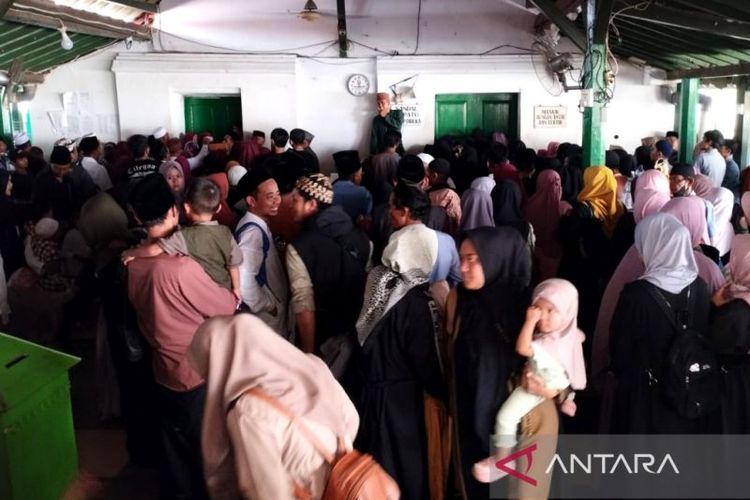 Para Pengunjung sedang mengantre giliran masuk ke area Maqom Sultan Maulana Hasanudin Banten untuk melaksanakan ziarah, Sabtu (22/7/2023).