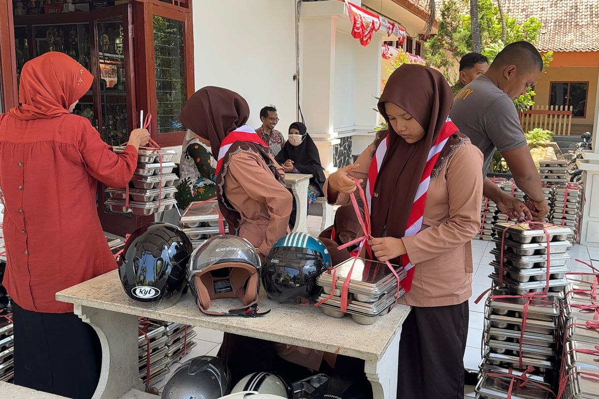 Salah satu SPPG menyalurkan menu MBG ke sekolah SMA di Pamekasan, Kamis (9/10/2025)