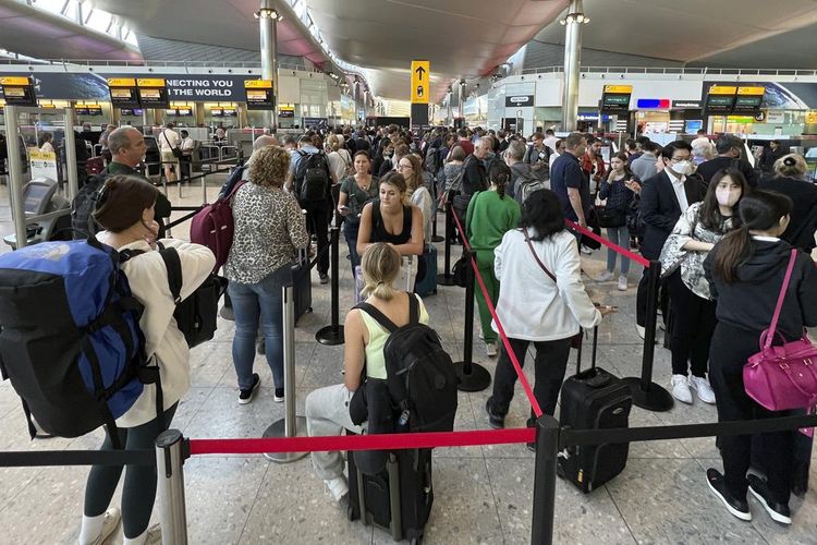 Sejumlah penumpang mengantre di Bandara Heathrow London, Rabu (22/06/2022).