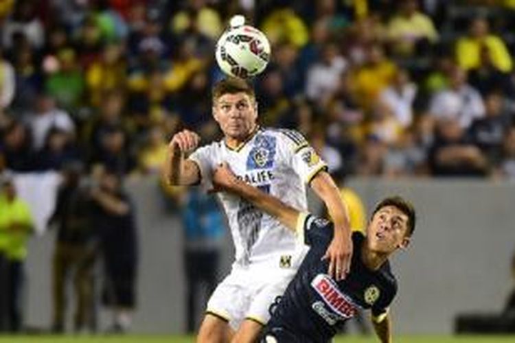 Steven Gerrard melakukan debut bersama LA Galaxy saat melawan America, Sabtu (11/7/2015). 