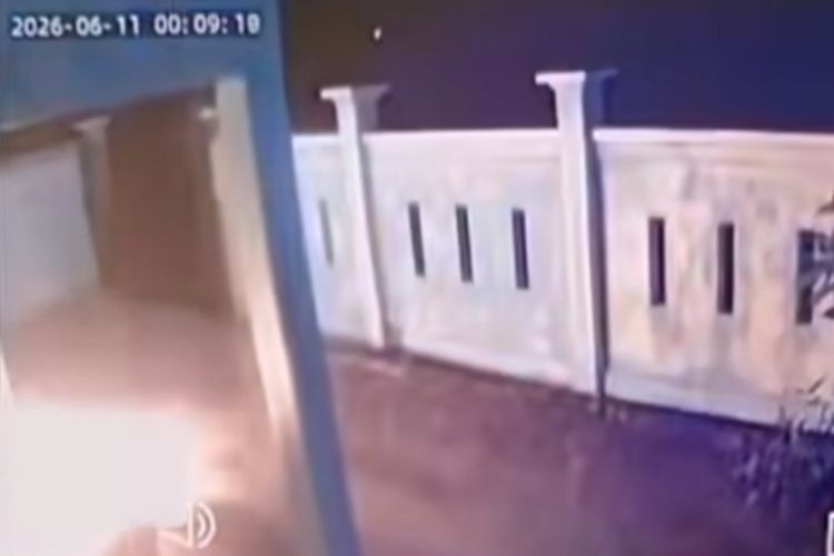 Polisi Olah TKP Teror Bom Molotov di Rumah Anggota Bawaslu Maluku