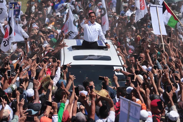 Calon presiden nomor urut 1, Anies Baswedan saat kampanye di Kota Mataram, Lombok, Nusa Tenggara Barat, Selasa (6/2/2024).