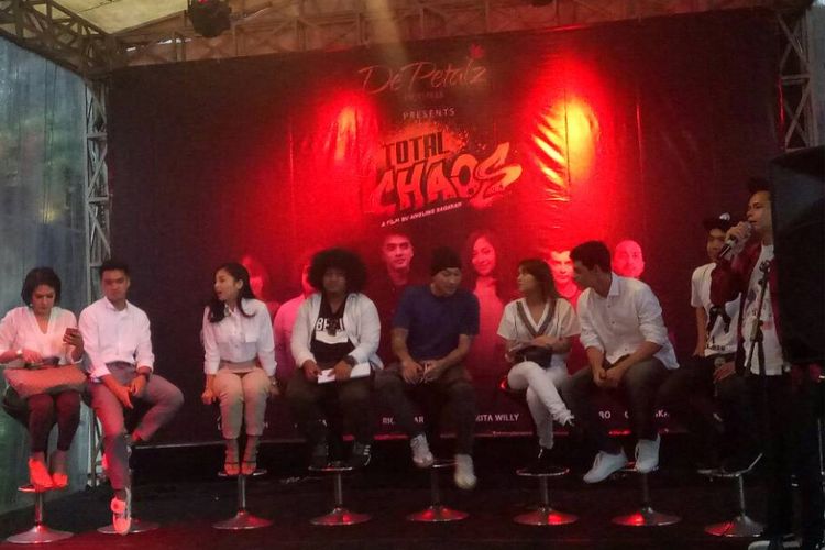 Sutradara dan para pemain Total Chaos diabadikan dalam jumpa pers di Rolling Stone Cafe, Jalan Ampera, Jakarta Selatan, Rabu (26/4/2017).