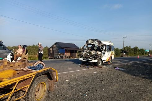 Detik-detik Kecelakaan Mobil Pengantar Jemaah Umrah yang Tewaskan Lima Orang, Tabrak Truk Tronton yang Terparkir