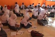 Kekurangan Meja dan Kursi, Siswa di 3 Sekolah Belajar di Lantai