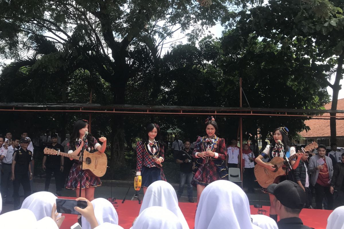 Tim akustik Girl Band, JKT 48 tampil menghibur warga SMAN 4 Tangsel, Senin ( 4/2/2019) Mereka didatangkan oleh Astra Honda Motor sebagai apresiasi atas kinerja Satpam Slamet Gunaedi dan banyaknya siswa yang menggunakan Honda Beat.