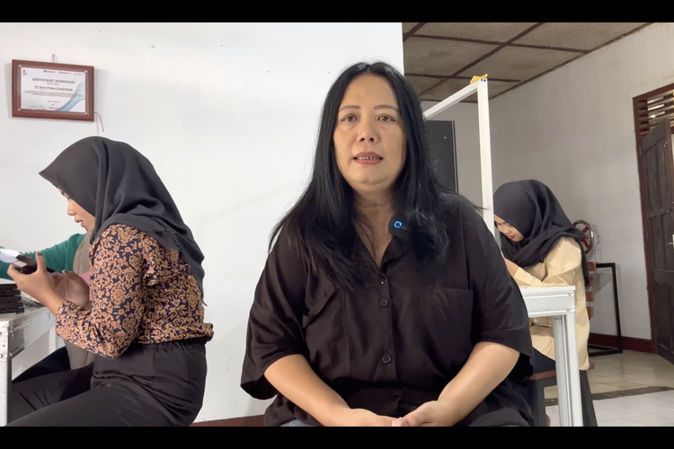 Pilihan Dewi Ekha Harlasyanti (52) mengundurkan diri sebagai karyawan sekitar tahun 2015 kini membuahkan hasil. Sekitar 25 tahun, Dewi bekerja di berbagai perusahaan. Kini, Dewi sukses berbisnis bulu mata palsu hingga berhasil mengekspor ke berbagai negara.