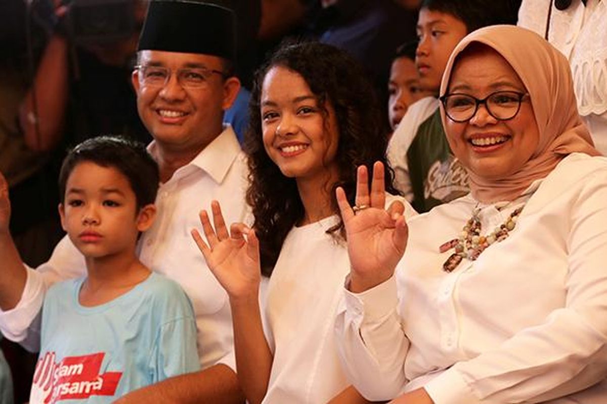 Calon gubernur DKI Jakarta nomor urut 3, Anies Baswedan (kiri), putra bungsu Anies Baswedan, Ismail Hakim Baswedan (kedua dari kiri), putri sulung Anies Baswedan, Mutiara Annisa Baswedan (kedua dari kanan), dan Istri Anies Baswedan, Fery Farhati Ganis tiba di Tempat Pemungutan Suara 28, Cilandak Barat, Jakarta Selatan, Rabu (15/2/2017). Pilkada DKI Jakarta diikuti oleh tiga pasangan calon, yaitu Agus Harimurti Yudhoyono-Sylviana Murni, Basuki Tjahaja Purnama-Djarot Saiful Hidayat, dan Anies Baswedan-Sandiaga Uno.