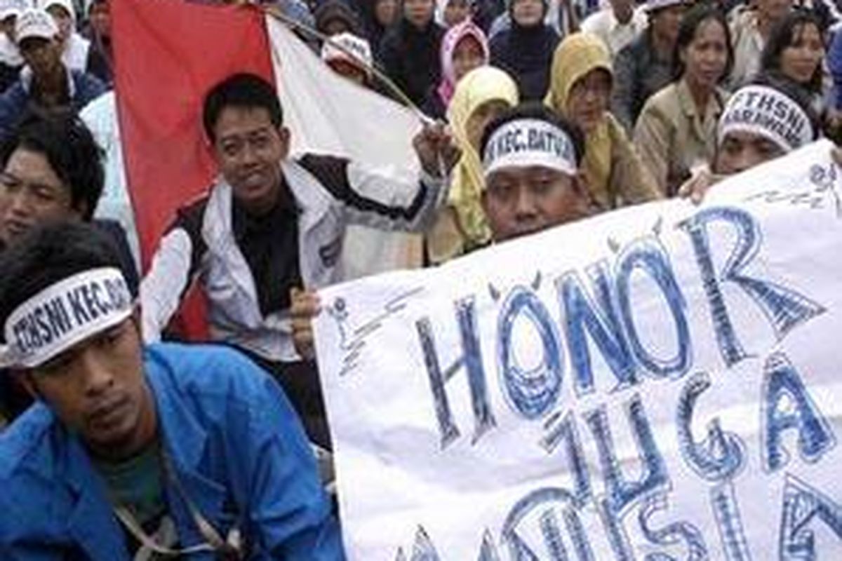 Ribuan guru yang tergabung dalam Forum Tenaga Honorer Sekolah Negeri Indonesia (FTHSNI) melakukan aksi menuntut kejelasan status mereka di depan Gedung DPR RI, Senin (25/2).