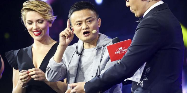 CEO Alibaba Jack Ma (tengah) bersama aktris Hollywood Scarlett Johansson saat membuka event Singles Day 2016.