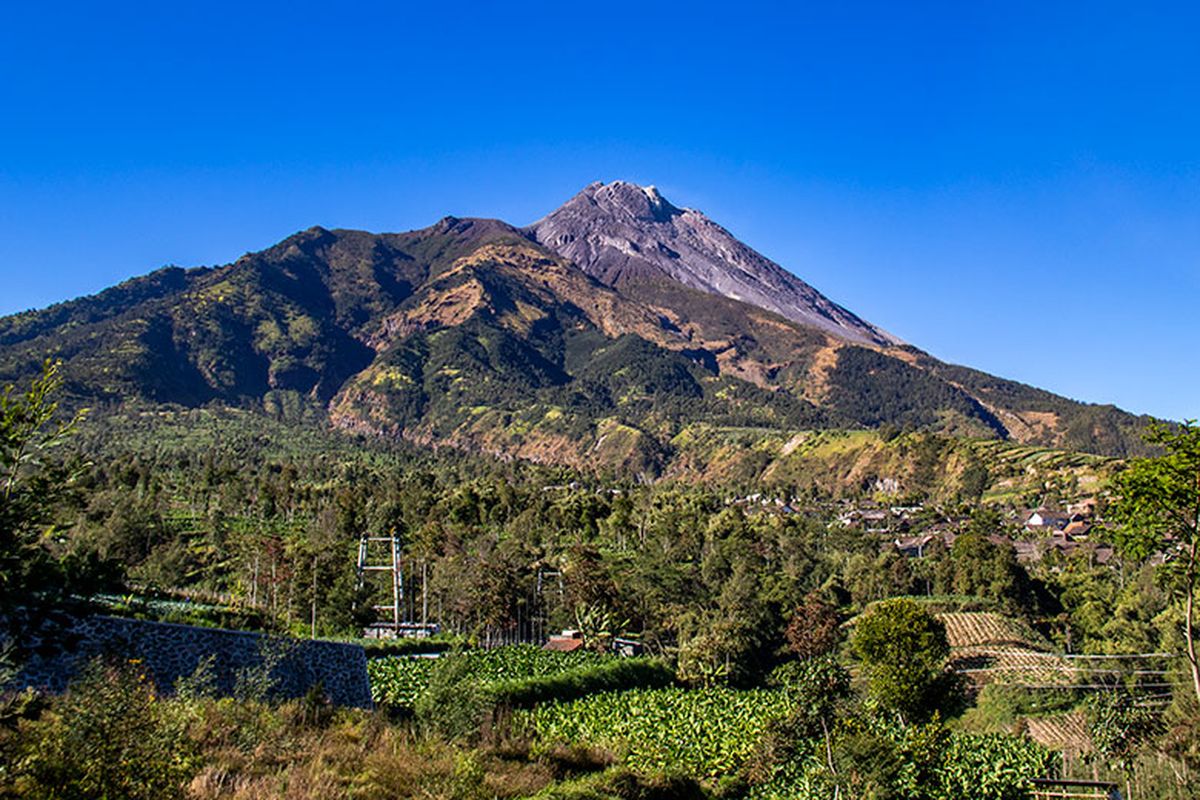 Sisi barat laut Gunung Merapi.